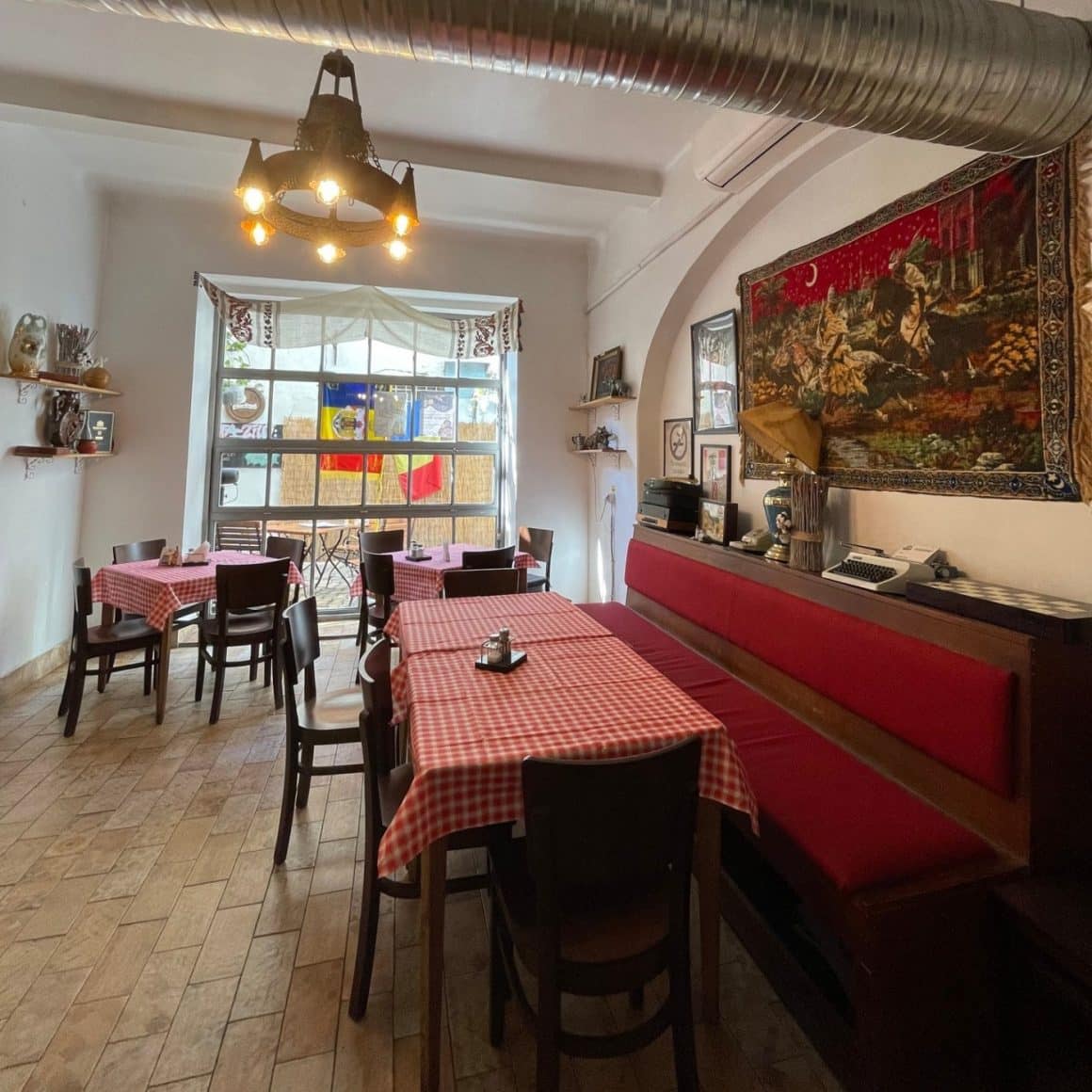 interiorul restaurantului Modega La Mahala. Unde mâncăm ieftin și bun în București