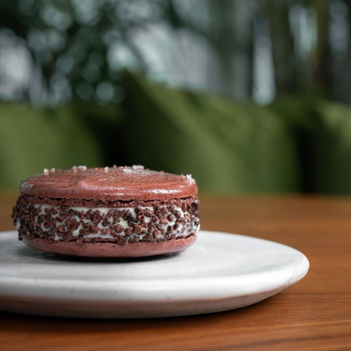 o farfurie fine dining, cu multe elemente decorative, servit într-unul dintre restaurantele moderne din destinatii culinare de top