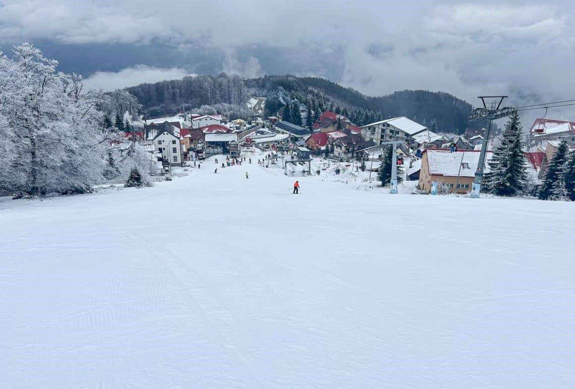 privire catre statiunea straja din varful partiei