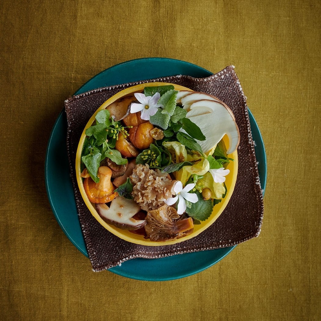 o farfurie fine dining, cu multe elemente decorative, servit într-unul dintre restaurantele moderne din destinatii culinare de top