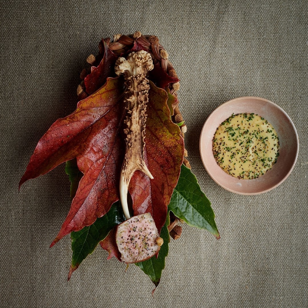 o farfurie fine dining, cu multe elemente decorative, servit într-unul dintre restaurantele moderne din destinatii culinare de top