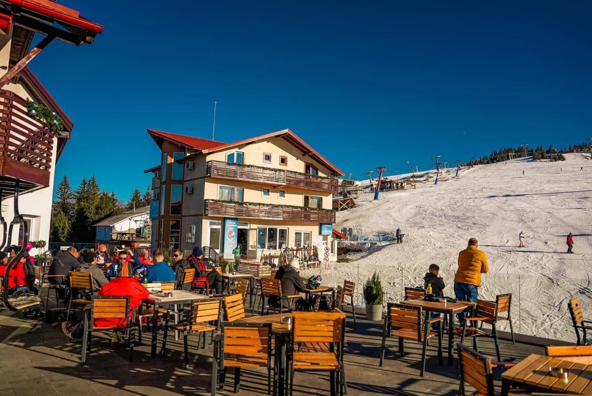 terasa de la Restaurant Platoul Soarelui, la baza partiei. Restaurante din Straja