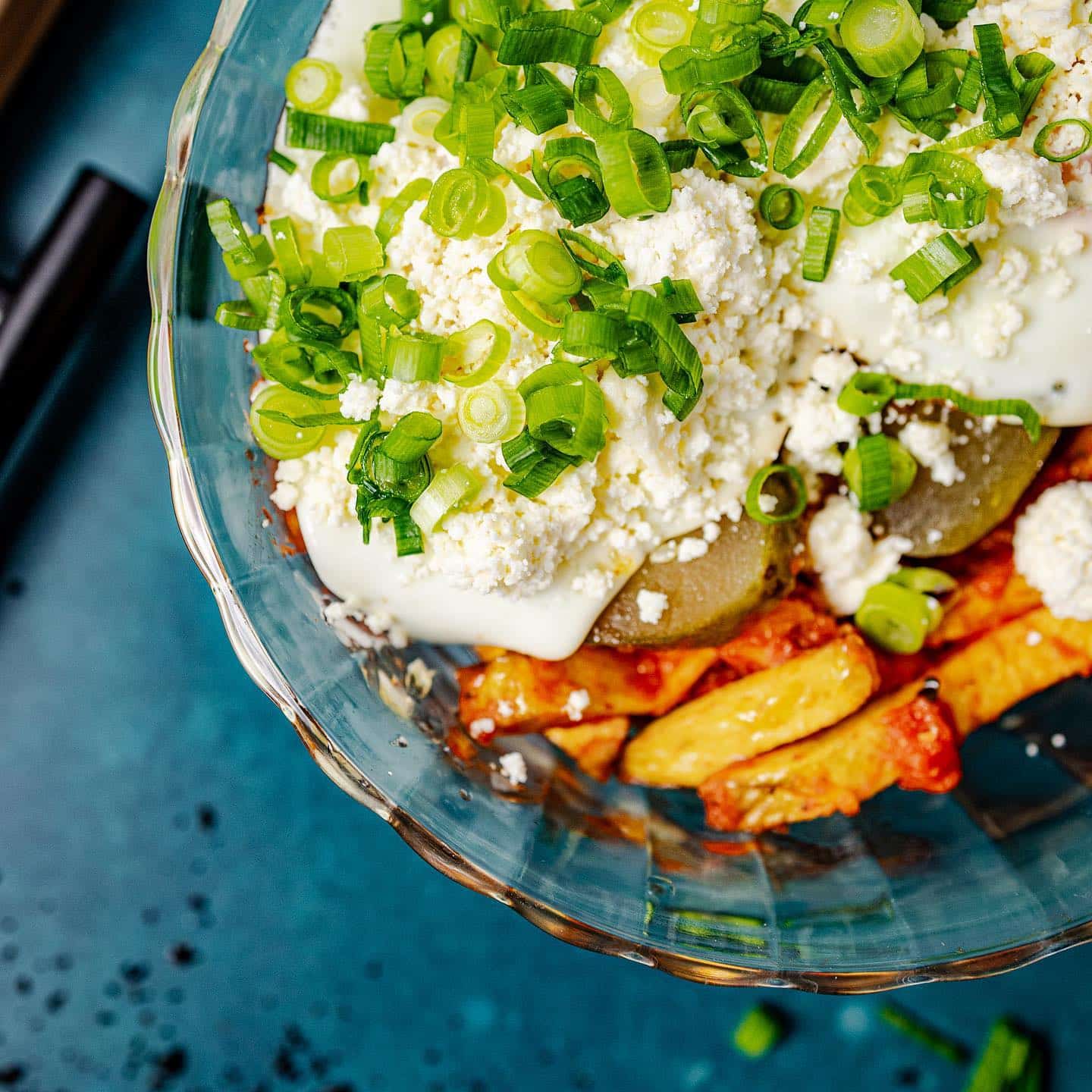 Picioci ca pe Valea Izei (cartofi prăjiți, cu sos marinara, cârnați tocați la bardă, ouă prăjite, castraveți murați, telemea și ceapă verde) la Dumicat.