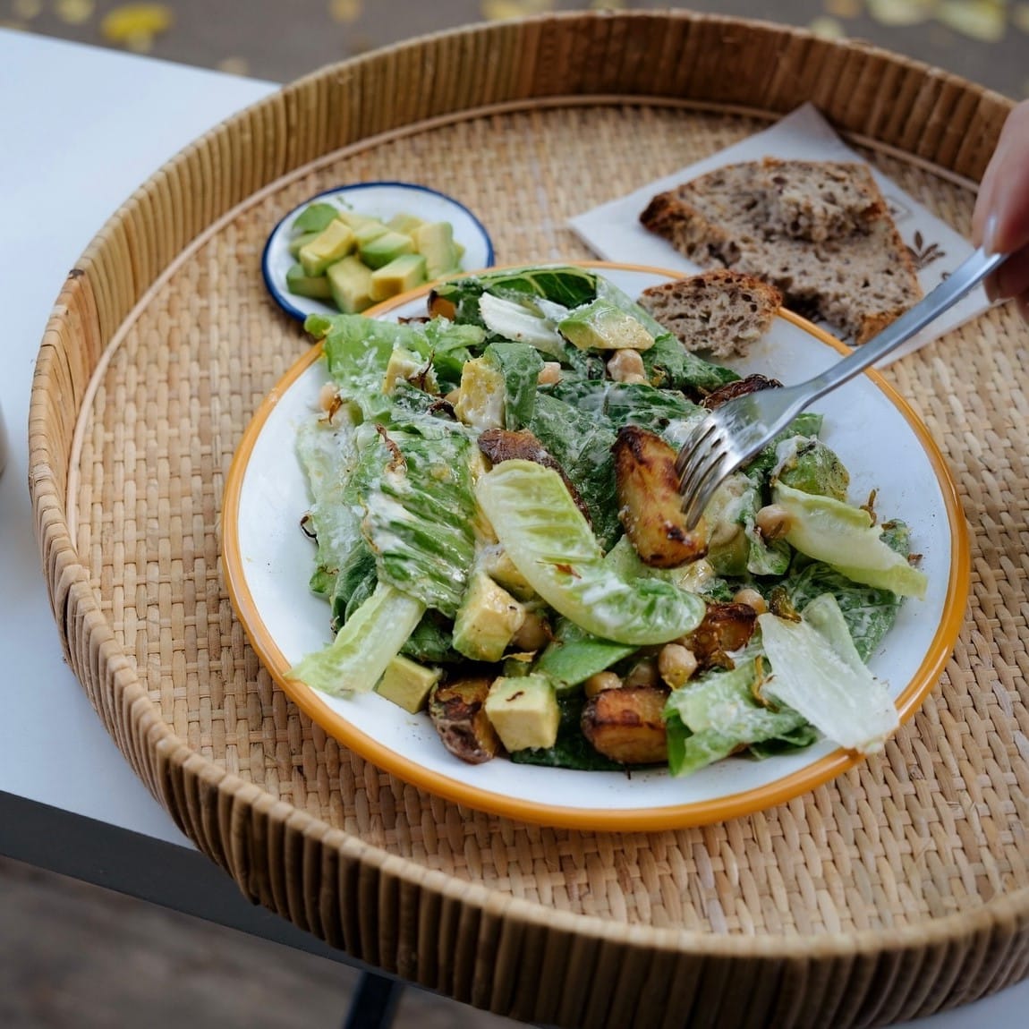 salata de avocado, nuci, tahini, cartof dulce şi lăm de la Avocadoo unde să iei masa de veganuary