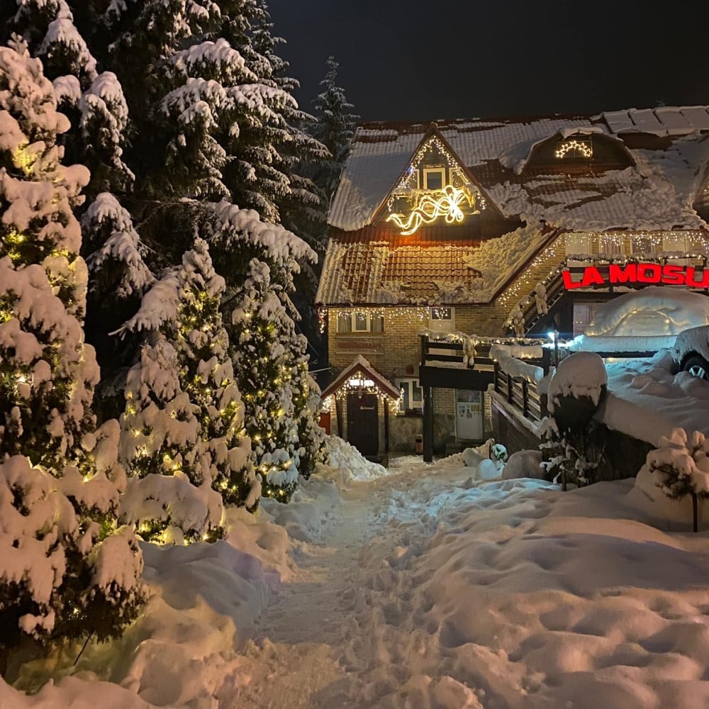 restaurantukl la mosu din straja, fotografiat, iarna, seara, plin de zapada