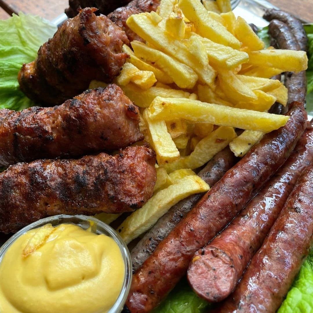 close up cu o farfurie cu mici, cartofi prajiti si carnati de la Modega La Mahala