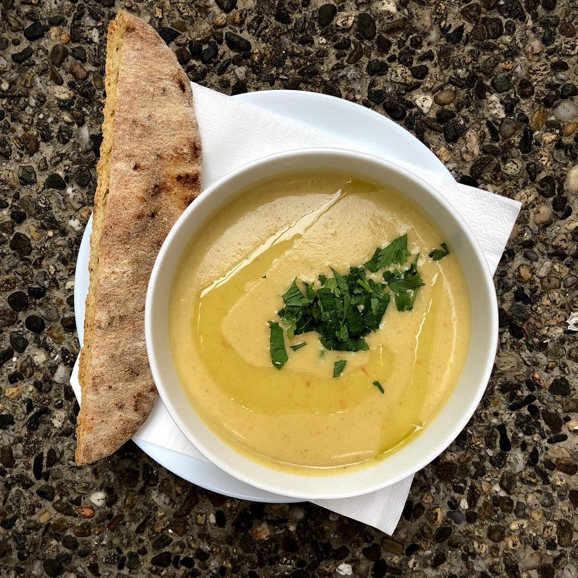 bol cu supa si paine de casa de la Jai Bistrot. Unde mâncăm ieftin și bun în București