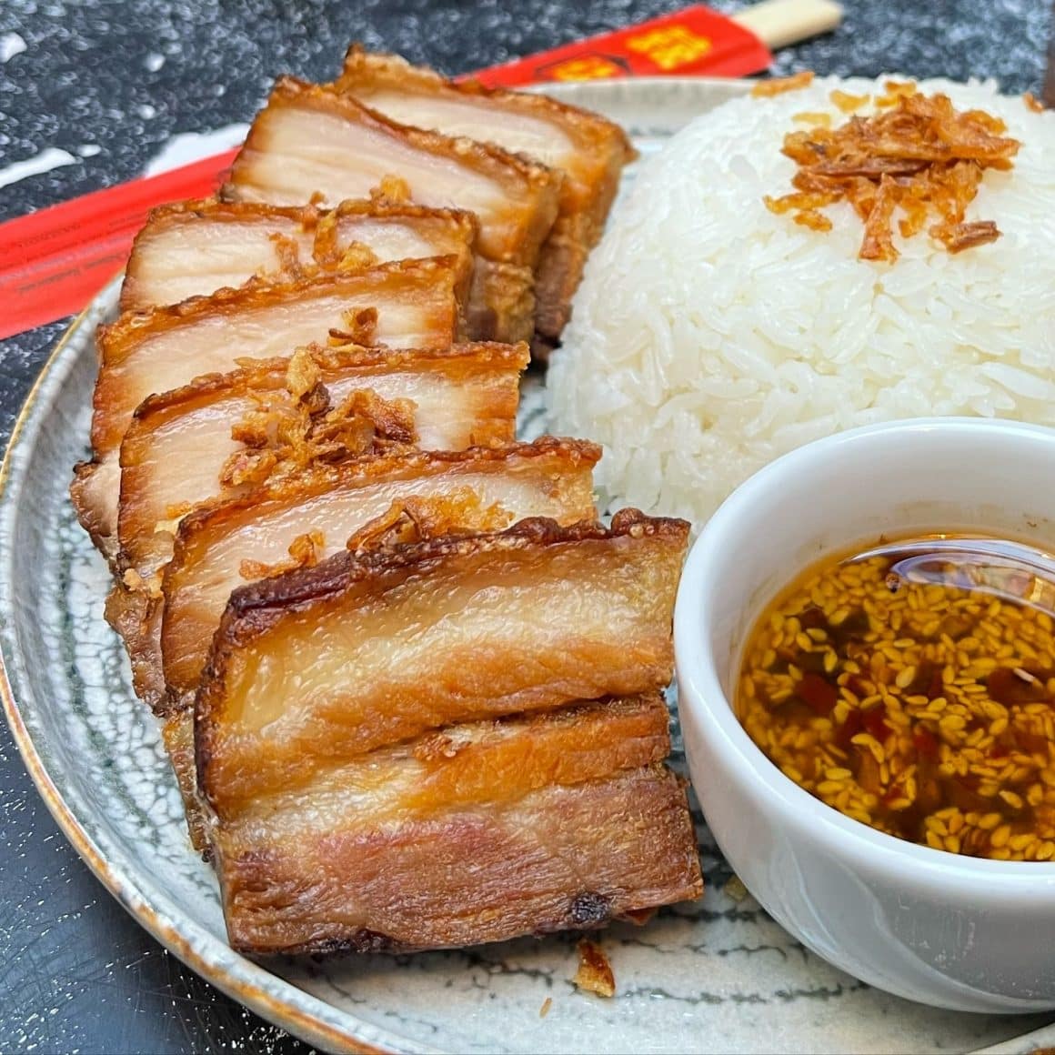 orez chinezesc si carne fripta, alaturi de un bol cu sos chinezesc