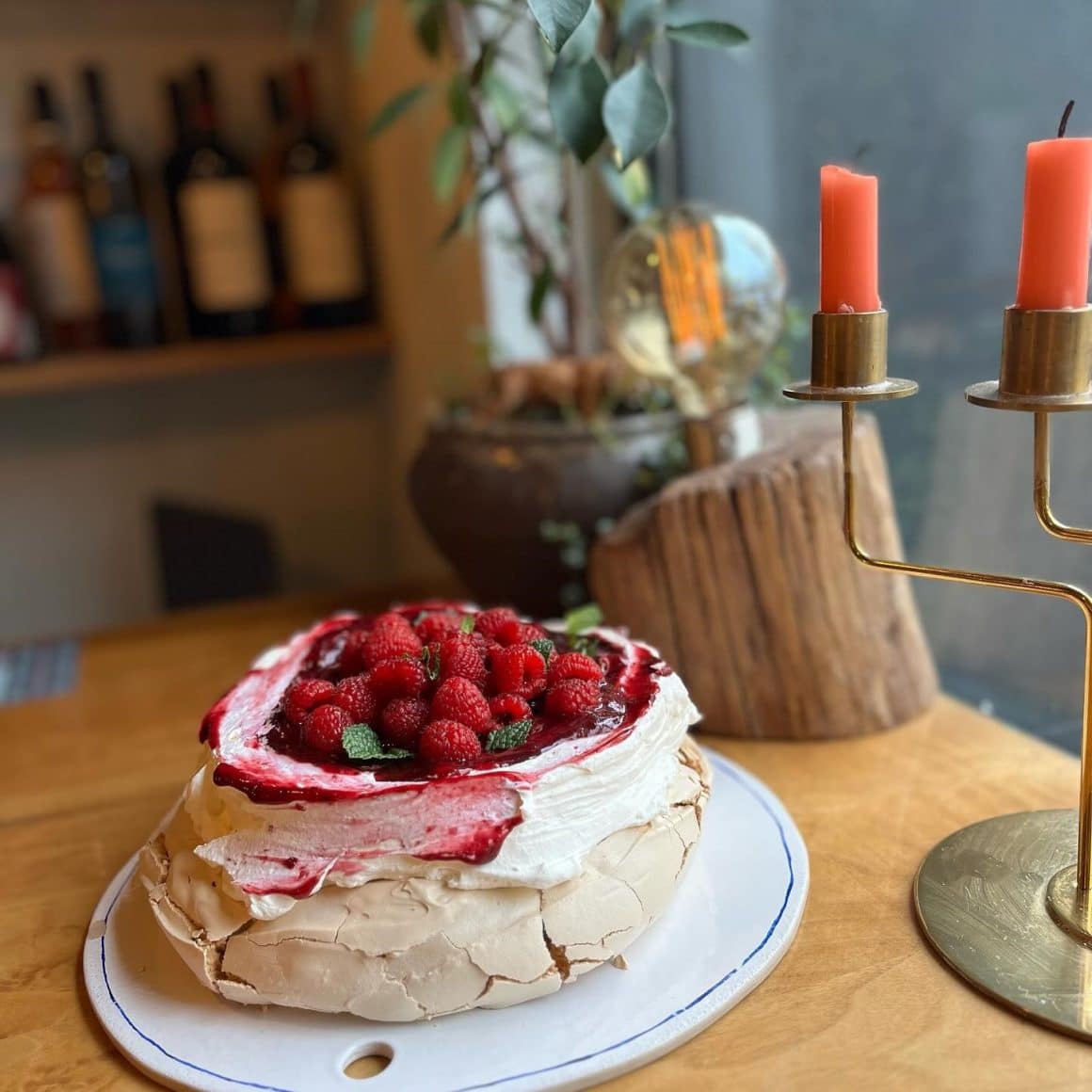 tort pavlova cu zmerua de la restaurant Frog Food Mood. Unde mâncăm ieftin și bun în București