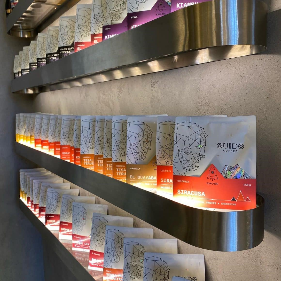 mai multe pungi de cafea artizanala de la Guido una din prăjitorii de cafea din București