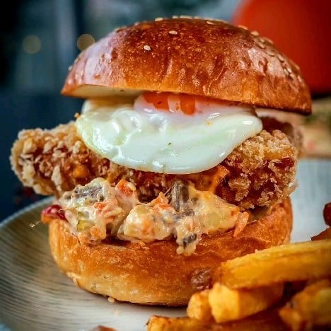 burger cu ou prajit la Bistro 118 din Floreasca,