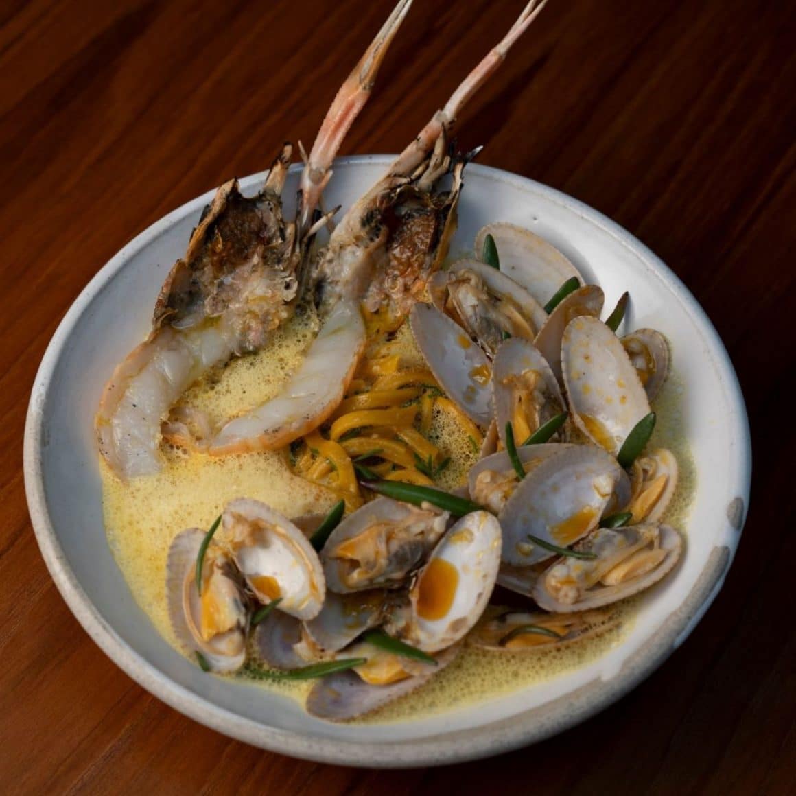 o farfurie fine dining, cu multe elemente decorative, servit într-unul dintre restaurantele moderne din destinatii culinare de top