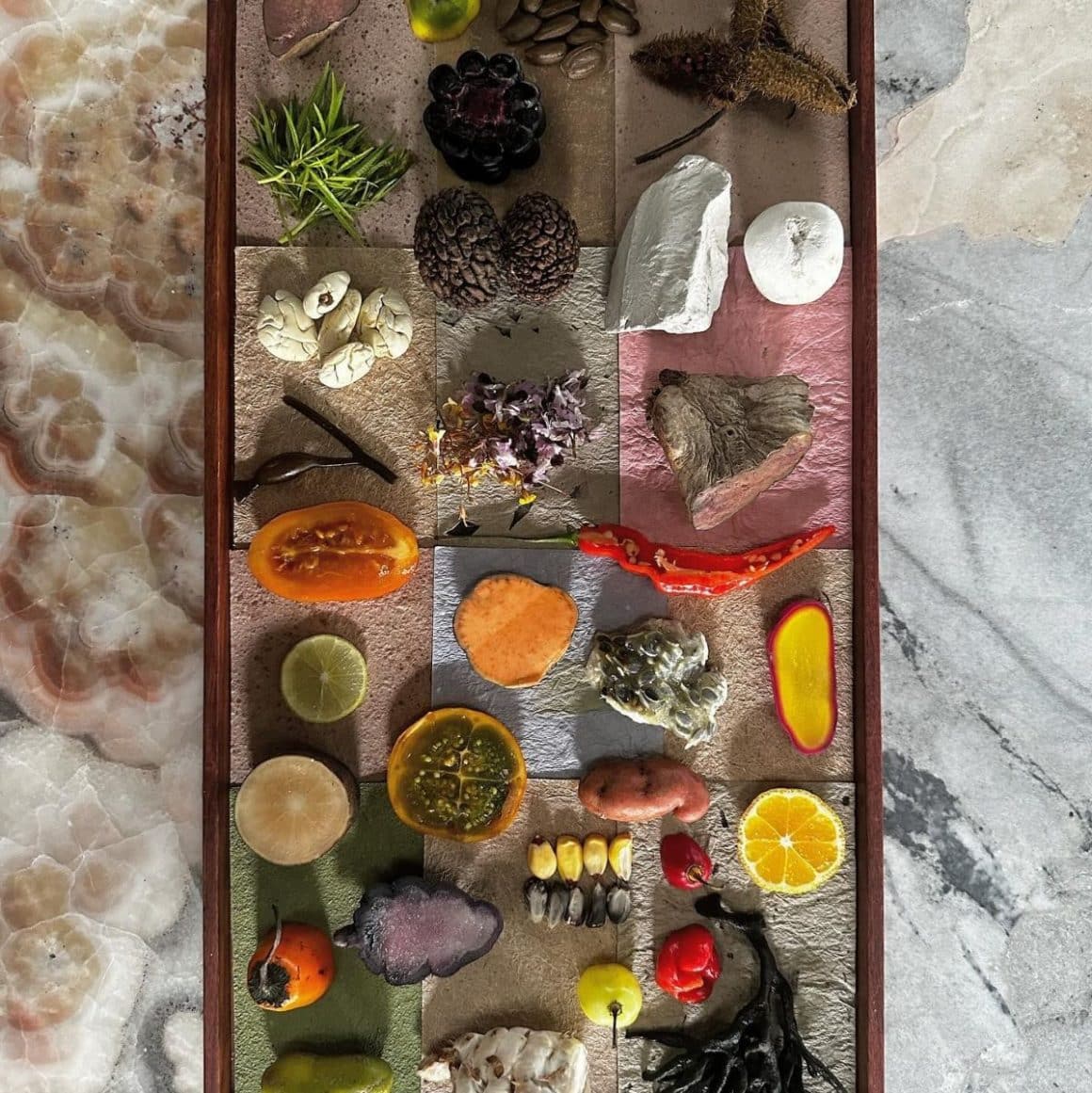 o farfurie fine dining, cu multe elemente decorative, servit într-unul dintre restaurantele moderne din destinatii culinare de top