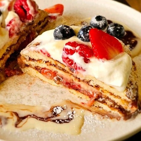 clatite cu crema de vanilie si fructe de padure