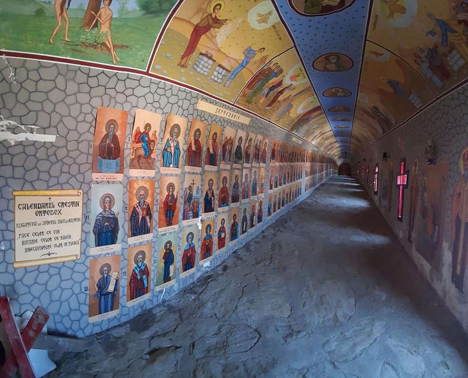 tunelul Celor 365 De Sfinti de la Schitul Straja