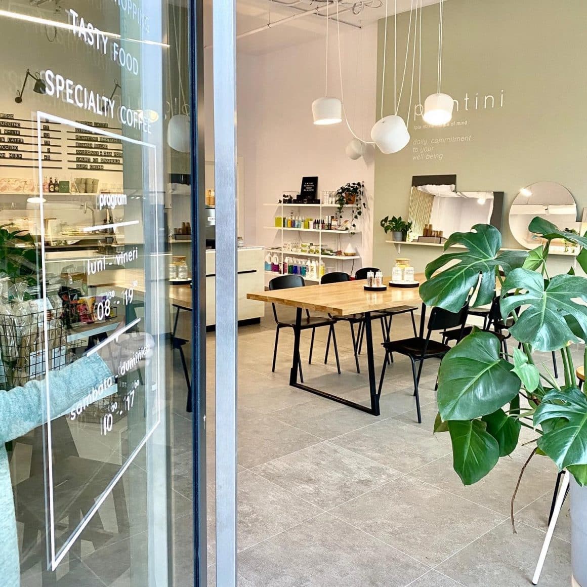 interiorul de la bistro Plantini. Restaurante vegane București