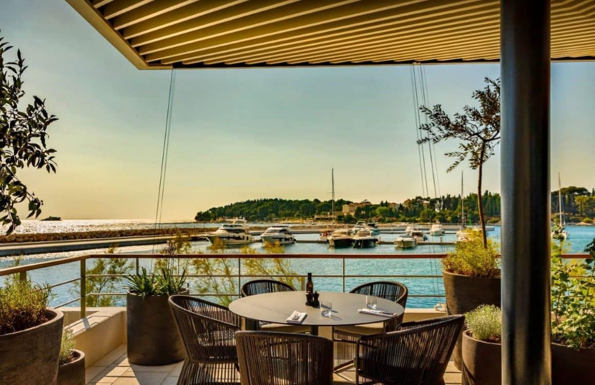 terasa in port la restaurantul Agli Amici din Croația