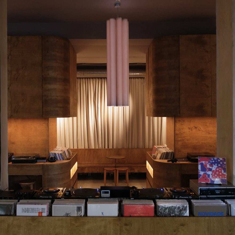 raft plin de discuri de vinil iar in fundal mese si scaune la Bar Ton București