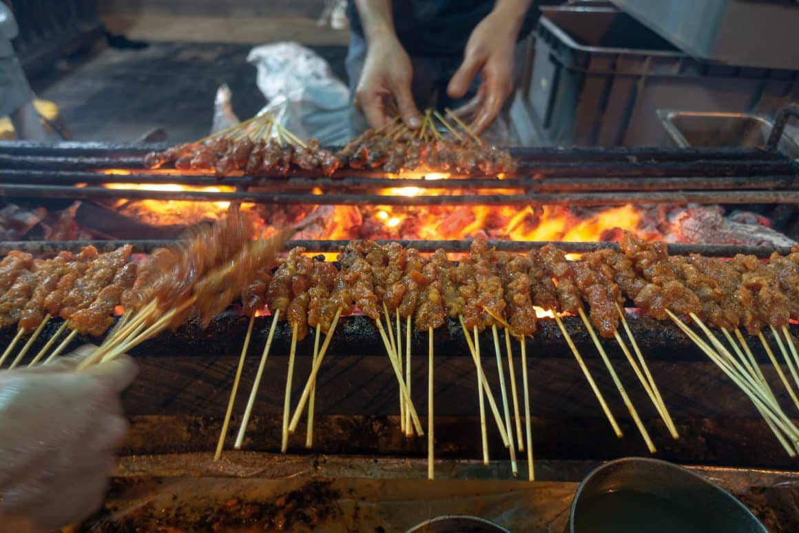 Malay Satay, o delicioasă gustare thailandeză din pui sau porc pe bețe subțiri de bambus și apoi făcute la grătar, servite cu unt de arahide. Thailanda la farfurie