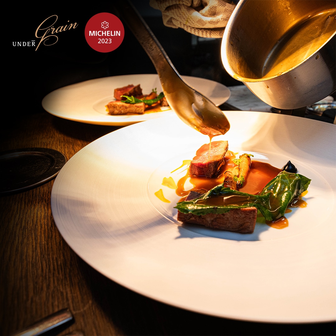 o farfurie fine dining, cu multe elemente decorative, servit într-unul dintre restaurantele moderne din destinatii culinare de top