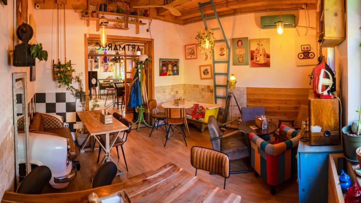 interiorul micut si intim de la Acuarela. Bistrouri din București