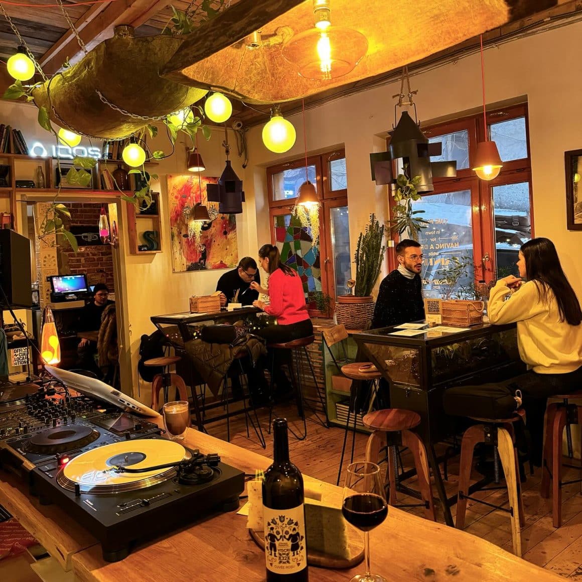 oameni iau masa la interiorul cu doar cateva mese de la Acuarela