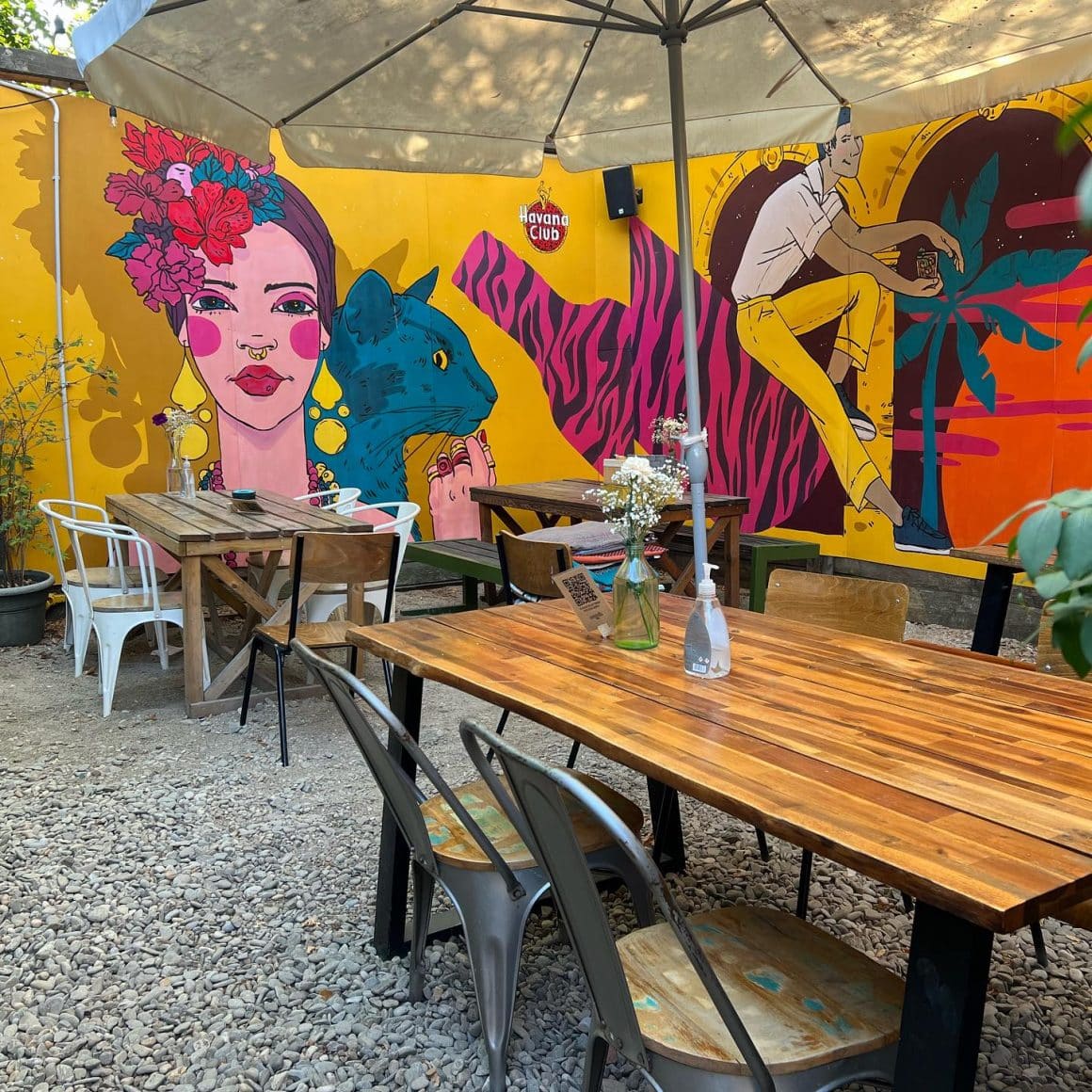 terasa cu un perete mural pictat frumos la bistro Acuarela Bcuurești
