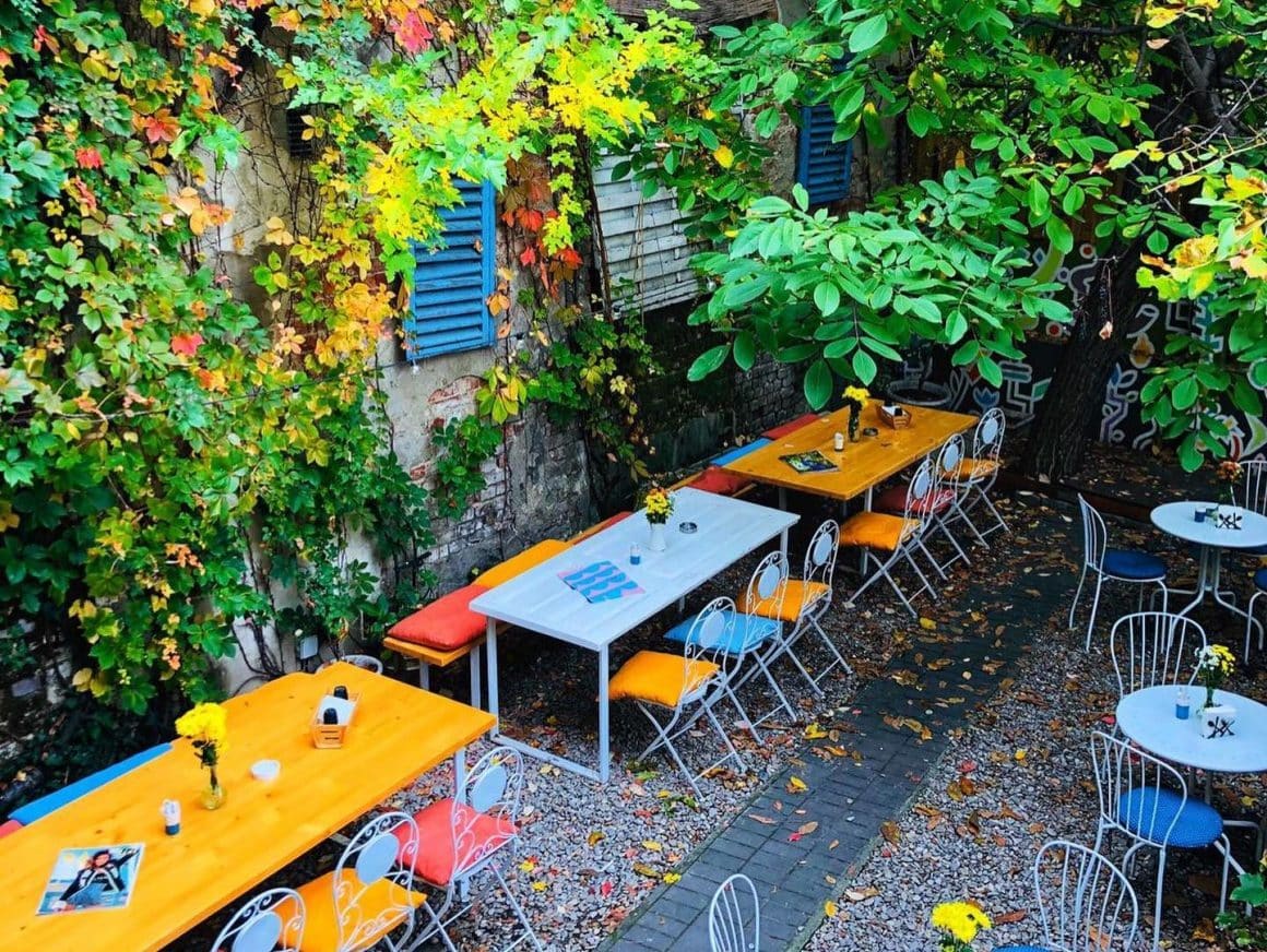 terasa de la Arome restaurantvegan București. Restaurante vegane București