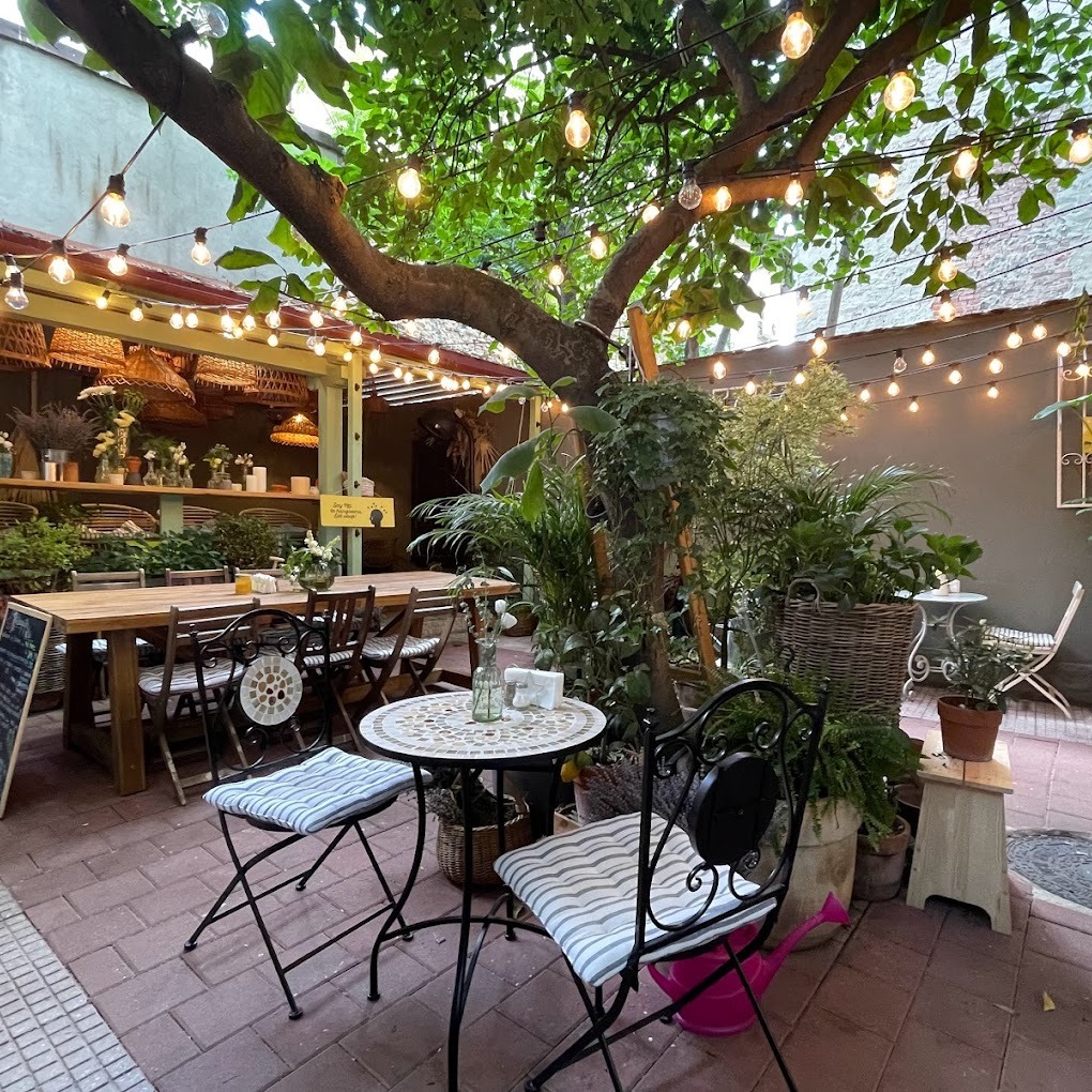 curtea interioara de la Bacania Veche, decorata cu multe plante si luminite in copaci. Bistrouri din București