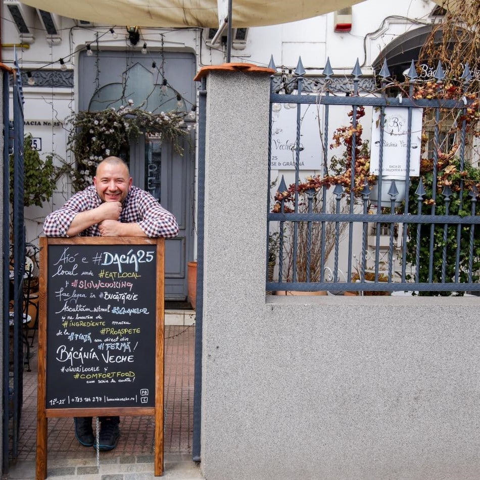 Marius Tudosiei, in porta la Bacania Veche Romana, alaturi d emeniul zilei