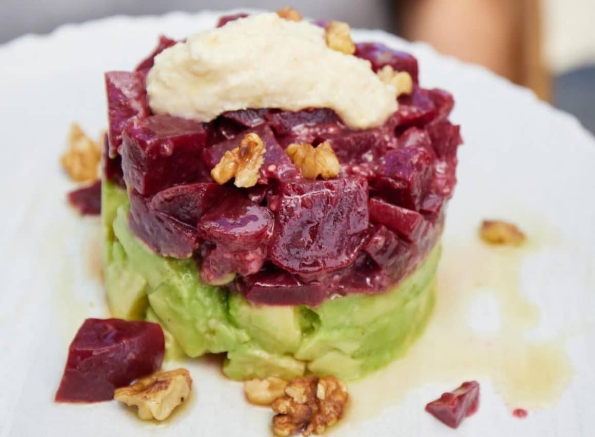 o porție de tartar de sfeclă roșie cu avocado, nuci și pastă de hrean