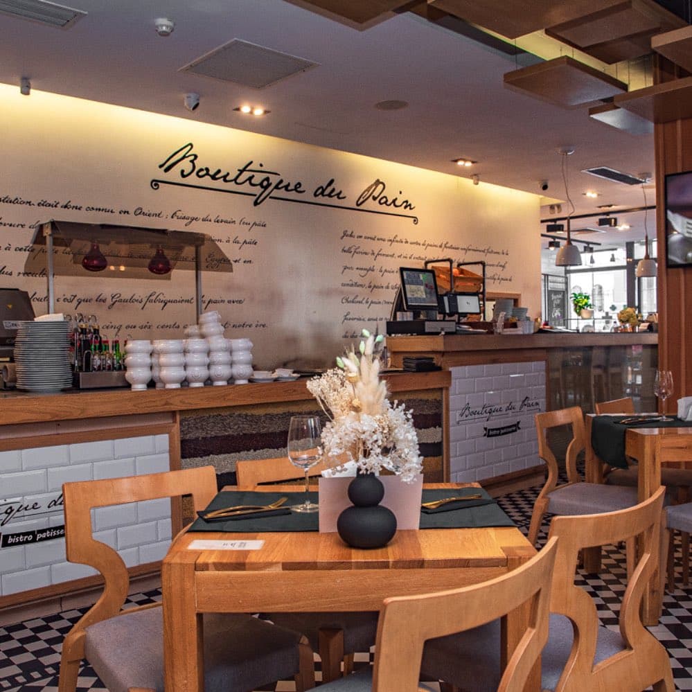 Imagine din interiorul restaurantulu Boutique du Pain. Bistrouri din București