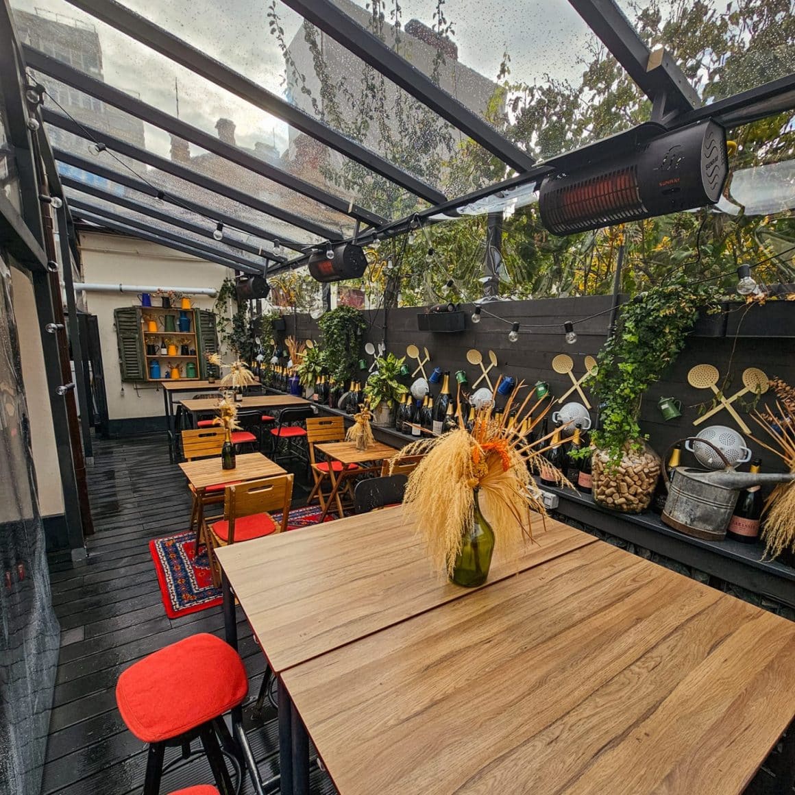 terasa acoperita de la Bacania.localfoof. Bistrouri din București