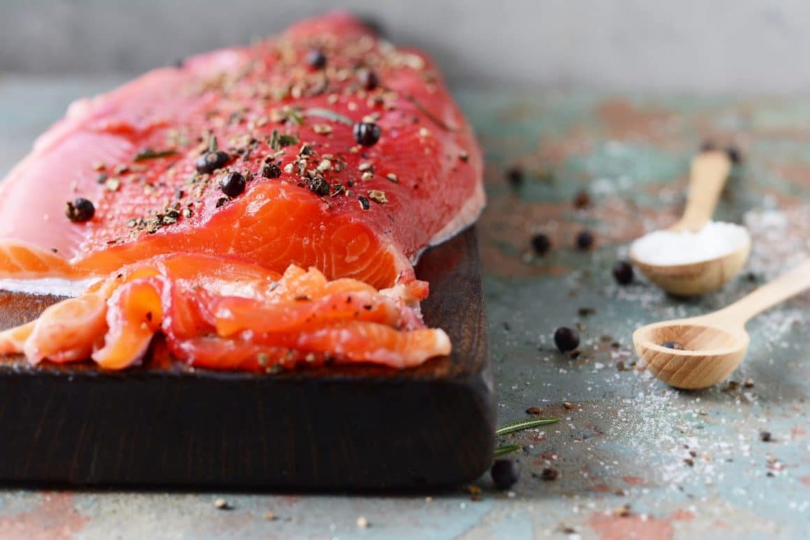 close up cu un file de somon, crud, pe tocator de lemn. Imagine cpncept pentru dieta scandinavă. Diete populare