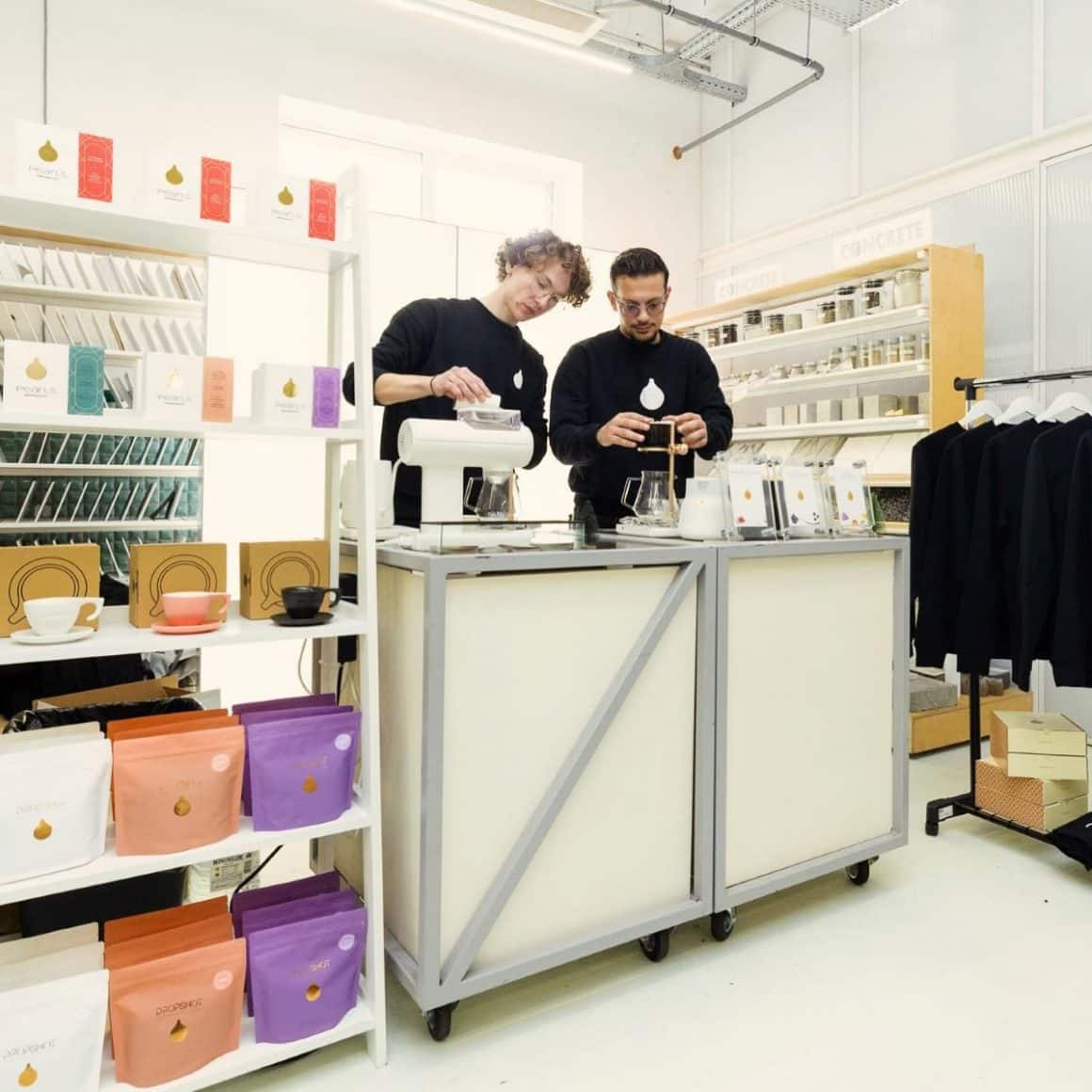 doi bărbați prepară cafea de specialitate in interiorul unei prăjitorii de cafea din București