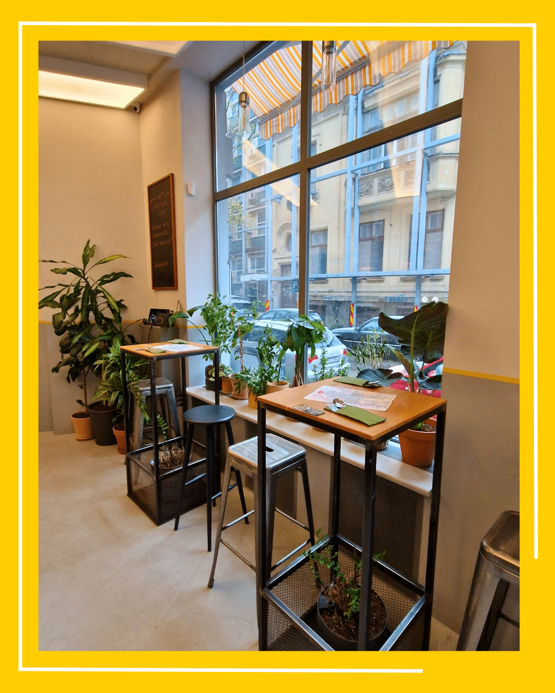 mese inalte la geam in restaurant dumicat