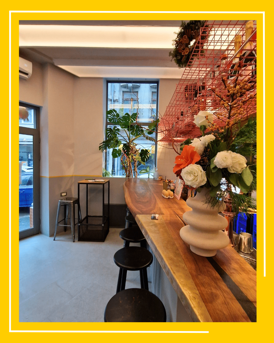 scaune inalte la bar de lemn