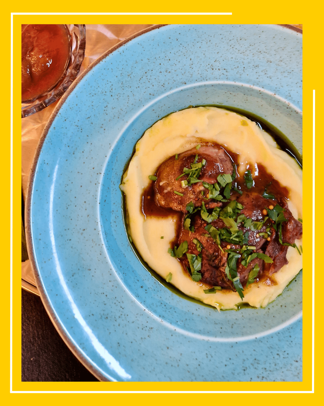 Pireu pufos cu fălcuțe de porc și sos brun la dumicat