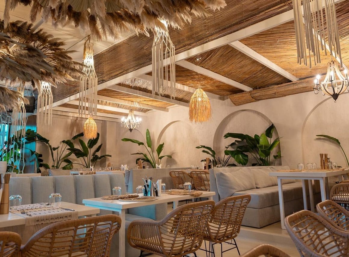 restaurant Medusa, cu interior in nuante pamantii si tonuri de bej. Locuri noi în Bucureşti. Recapitulare restaurante 2023. restaurante noi în București 2023.