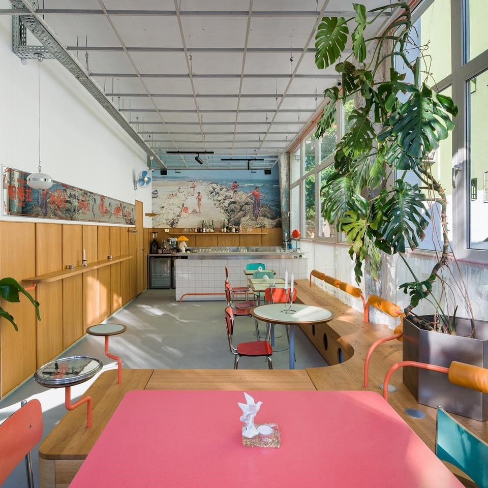 Pamela, bar amenajat cu influențe retro, din București.