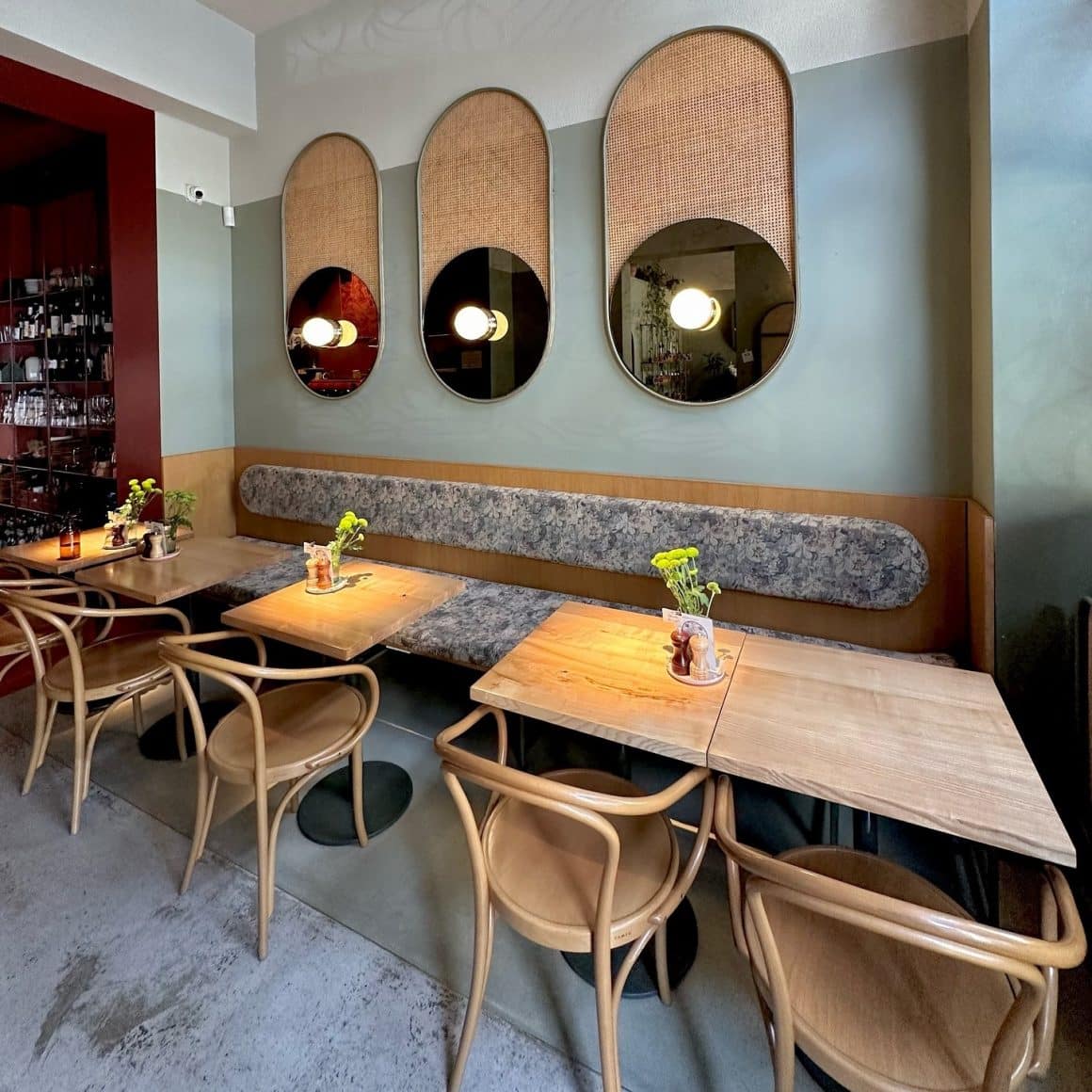 3 mese micute si 3 oglinzi decorative de la bistro Papila București