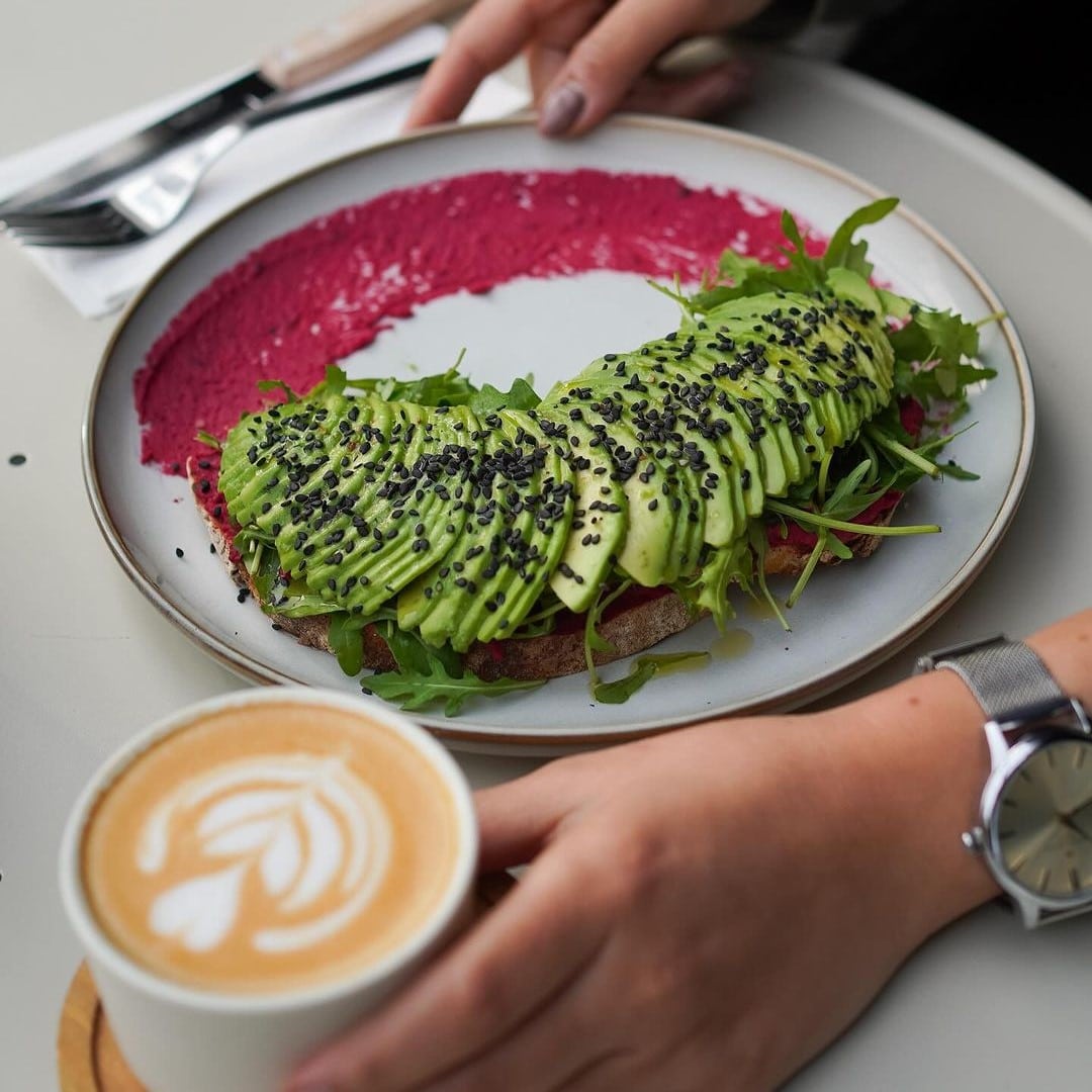 Toast cu humus roz și avocado de savurat la Plantini București de Veganuary