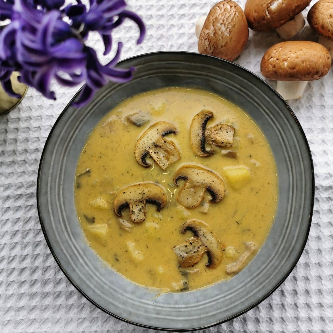 supă Vietnameză de cartofi cu ciuperci proaspete Champignon