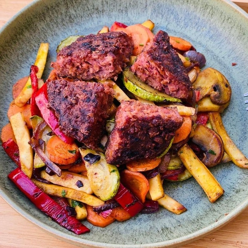 cartofi prăjiţi cu legume si chiftele din legume, la Vyro Raw Vegan unde să mergi să mănânci de Veganuary