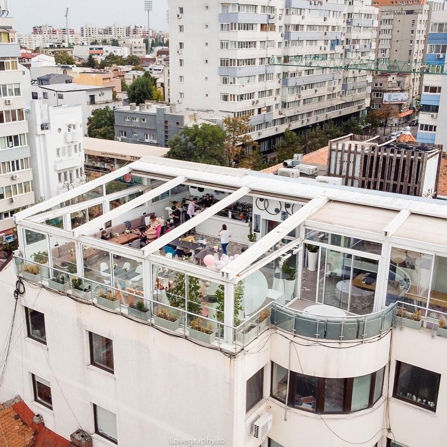 Terasa SkyBar Dorobanti, cu acoperis retractabil, amplasata pe acoperisului unei cladiri. restaurante la înălțime din București