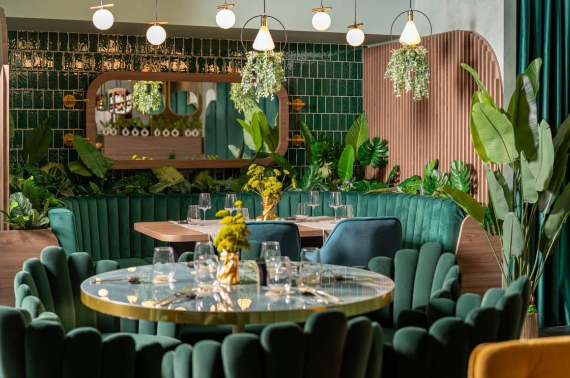 imagine din Sciccheria Rosetti, cu mobilier si canapele din catifea verde, si mult eplante decorative. Unde să mergeți la prima întâlnire.