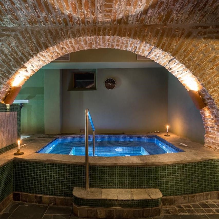 piscina sub o arcada din caramida aparenta