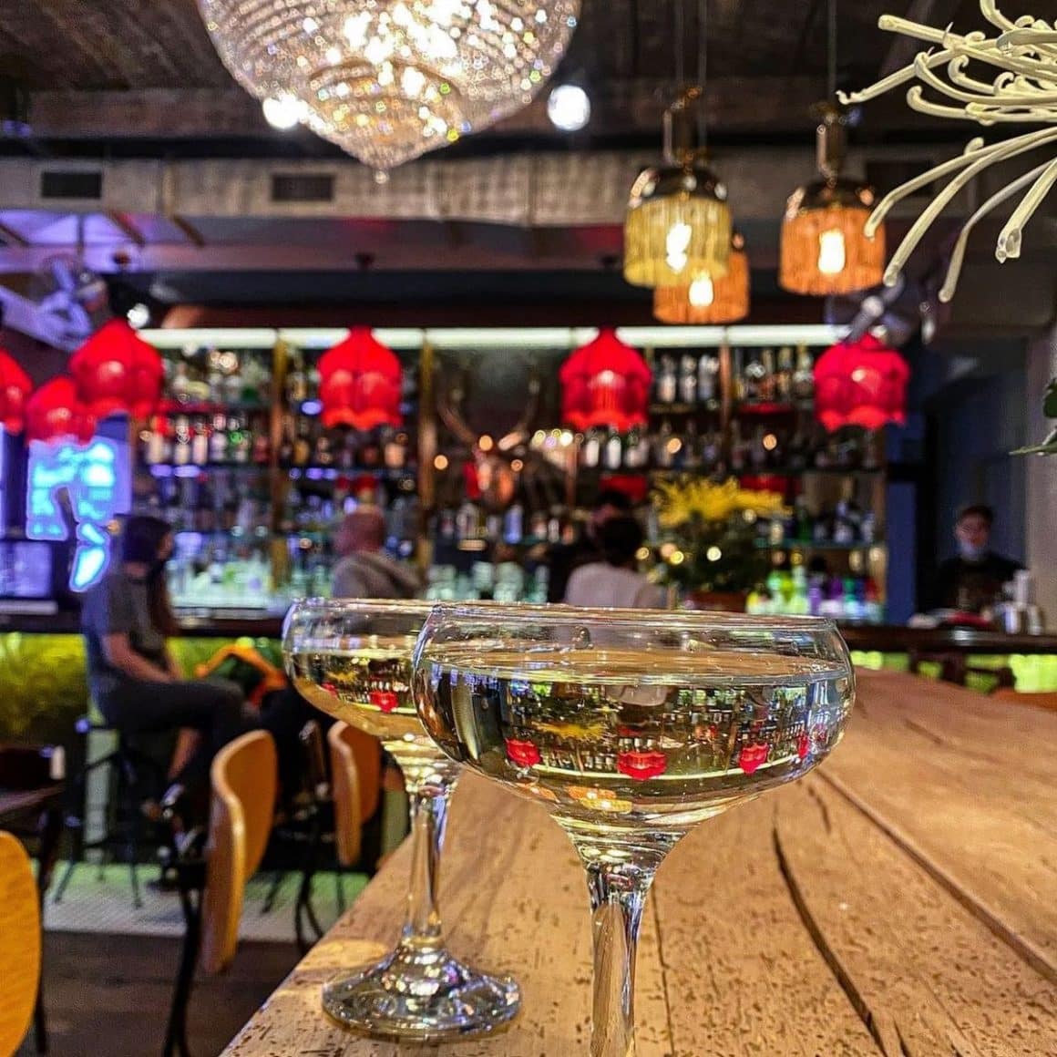 close up cu 2 pahare de sampanie iar in fundal barul Salon Golescu