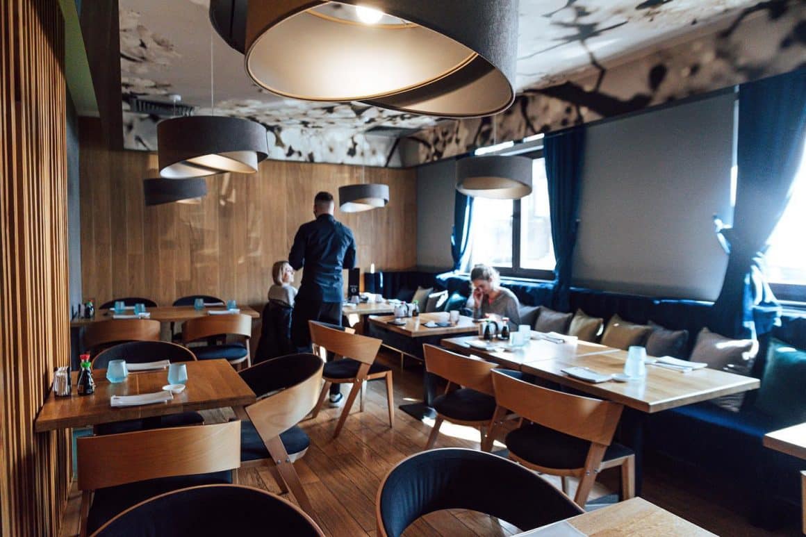 imagine de ansamblu din restaurant zen sushi dorobanti, cu o amenajare minimalista, unul din restaurantele unde sa mergi la prima întâlnire