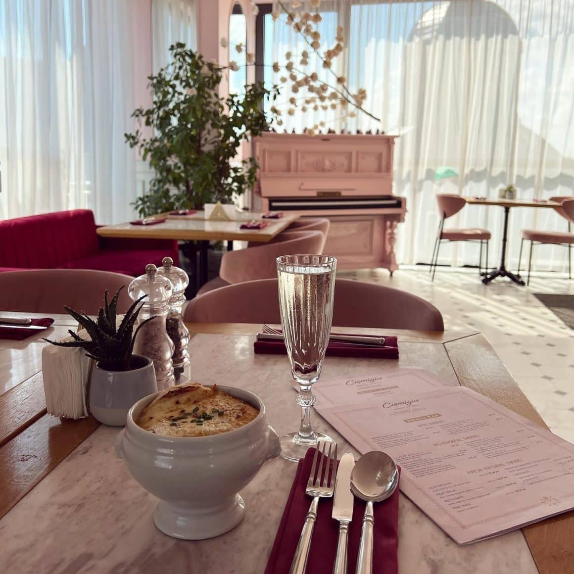 bol cu supa frantuzeasca si un pahar de prosecoo, la restaurant Cismgiu bistro,decora tcu mult roz